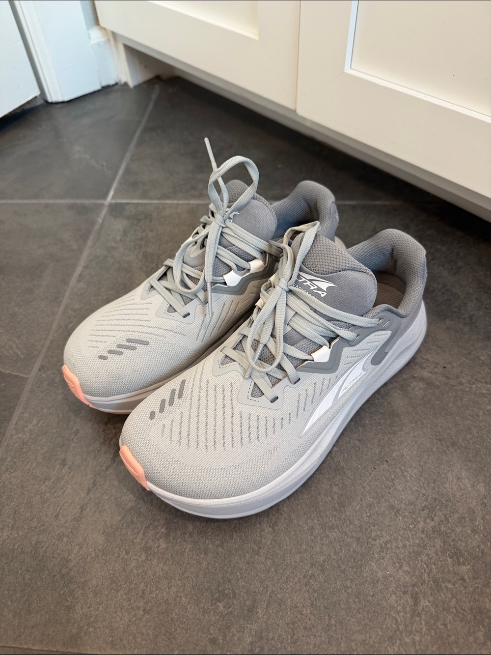Altra paradigm 8 Women's Lightweight Gray Running Shoes with Pink Accent
